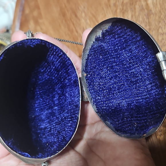 Shell-shaped silver-tone Vintage Clutch with Chain - Picture 4 of 9